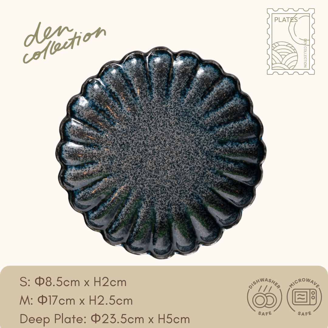 Hanazara Plate deep blue – a rich navy flower-shaped plate with elegant glaze variation / 深みのあるネイビーの花型プレート。上品な釉薬のムラが料理を引き立てる。